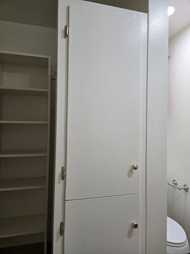 Building Photo - Completely Upgraded 2 bedroom Condo in Riverside