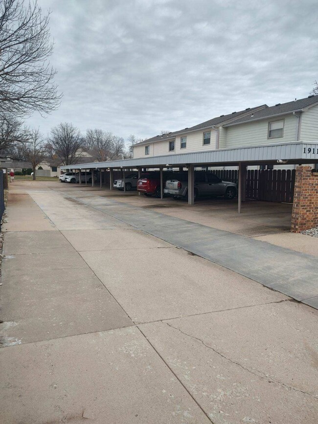 Building Photo - 1911 Glendale Rd