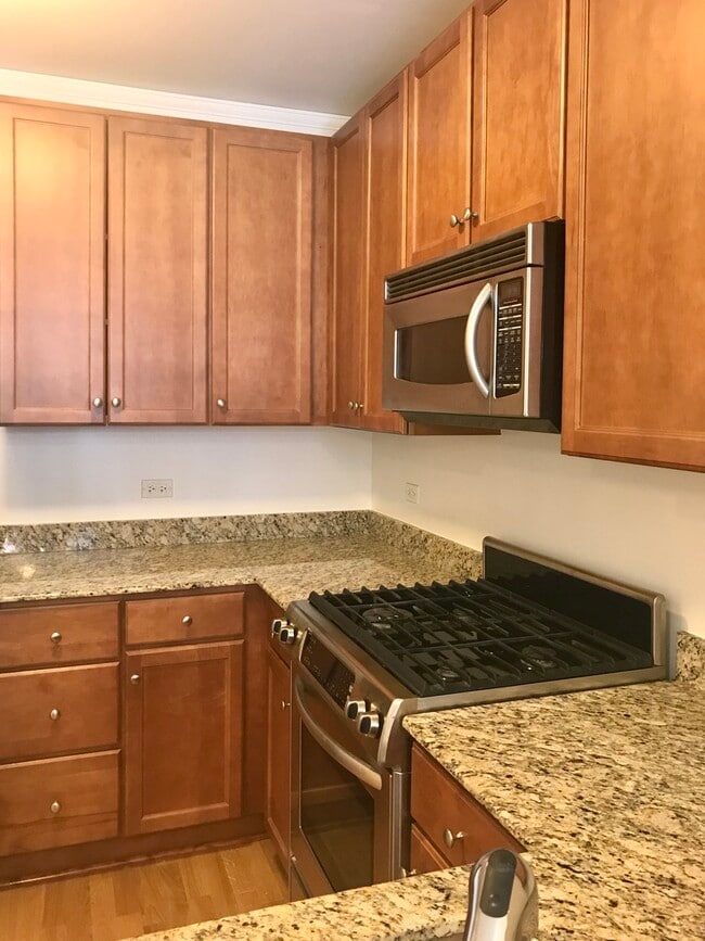 Building Photo - 450 E Waterside Dr