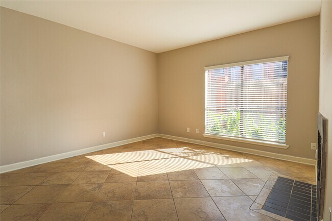 Building Photo - 2025 Augusta Dr