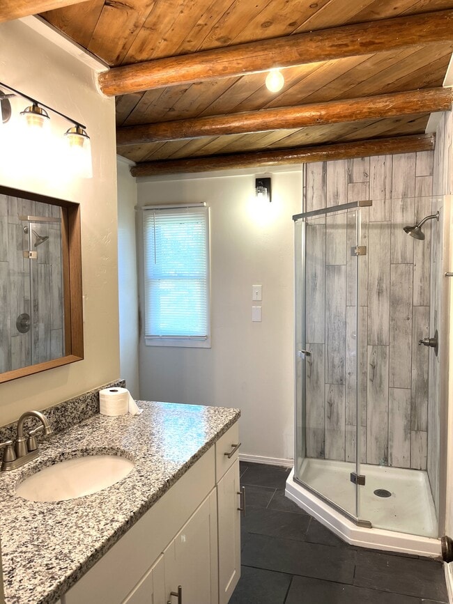 Building Photo - 834 S Western St