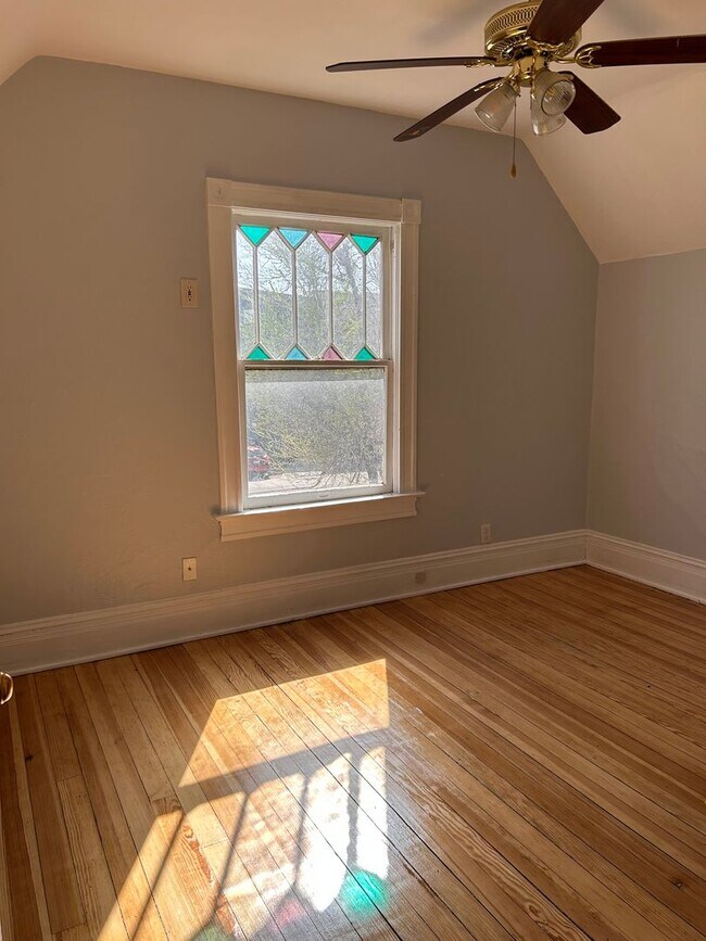 Building Photo - Historic Cheyenne Canyon Home