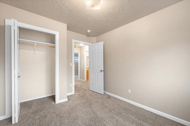 Building Photo - 3685 S Creekwood Way