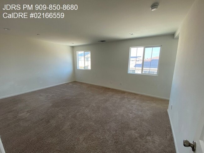 Building Photo - Ontario 4 Bedroom Home