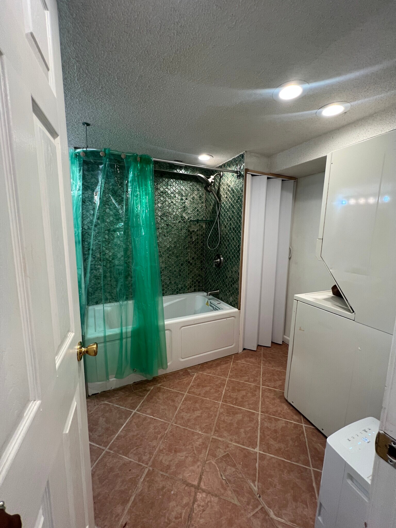 Building Photo - 2210 Shamrock Dr