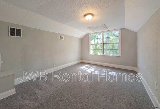 Building Photo - 421 Golfair Blvd