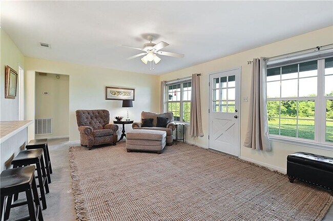 Building Photo - 7 acres with 5 bed, 3 bath less than 25 mi...