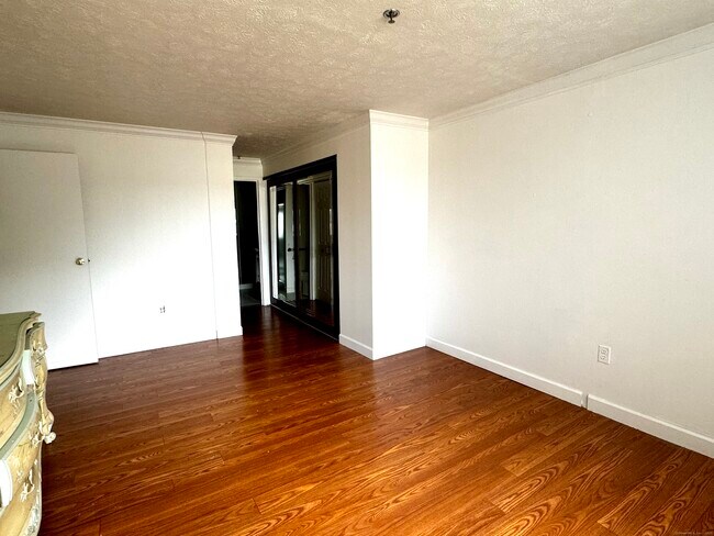 Building Photo - 111 deKoven Drive