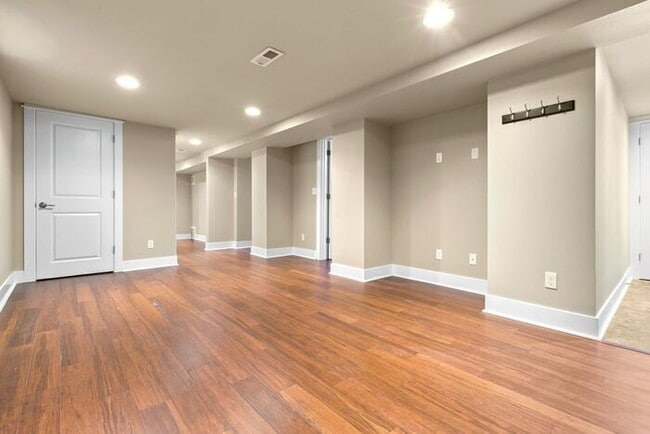 Building Photo - Gorgeous AIR CONDITIONED West Seattle Char...