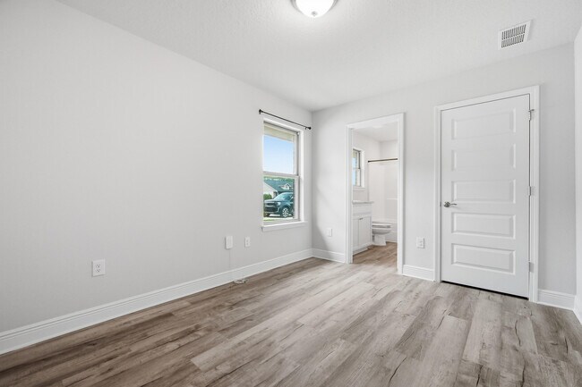 Building Photo - 5810 Crestlake Dr