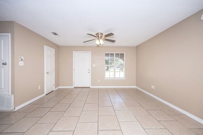 Building Photo - 3 Bedroom 1.5 Bath Home in Gautier!