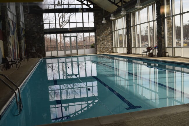 Building Photo - 2500 Eastbourne Dr