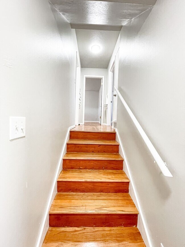 Building Photo - 3 Bed/1.5 Bath/2 car garage home in Midwest City.