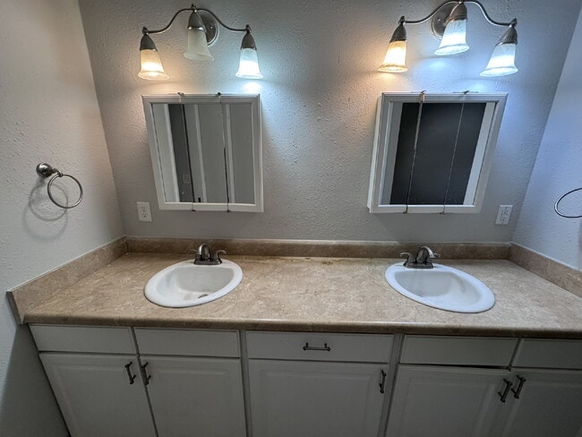 Building Photo - Charming 3-Bedroom Home with Bonus Room on...