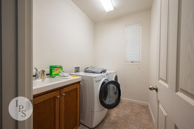 Building Photo - North Clovis Home, 4BR/3.5BA, CUSD - Lots ...