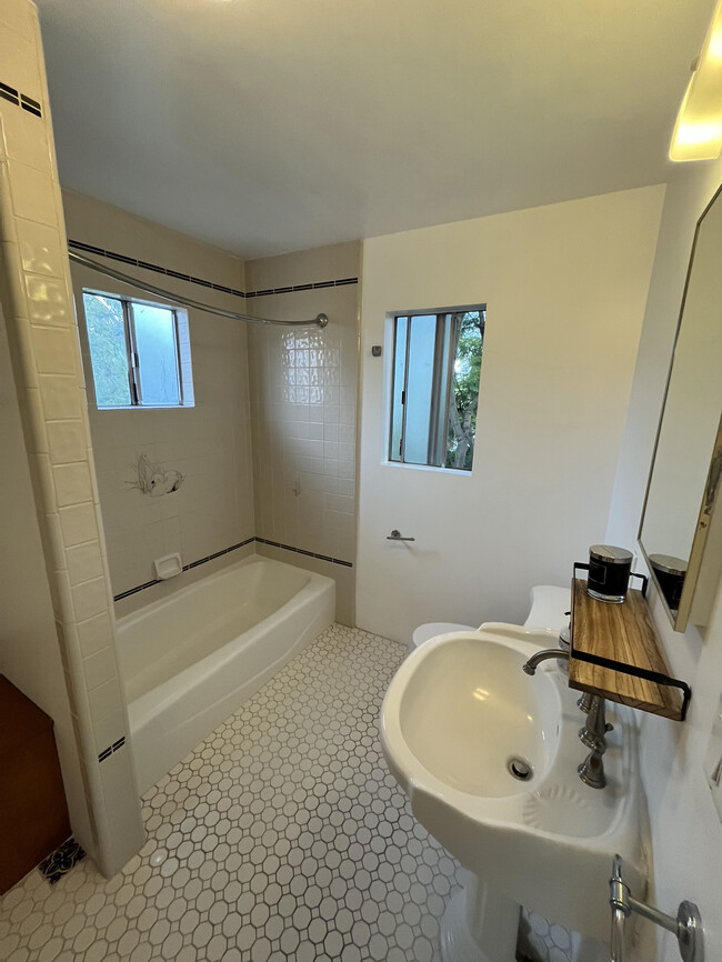 Large bathroom - 635 Palms Blvd