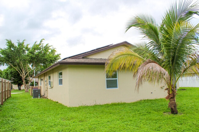 Building Photo - 137 Alcazar St