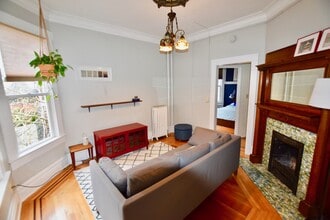 Building Photo - Charming Capitol Hill One Bedroom - AVAILABLE 9/8/2026!