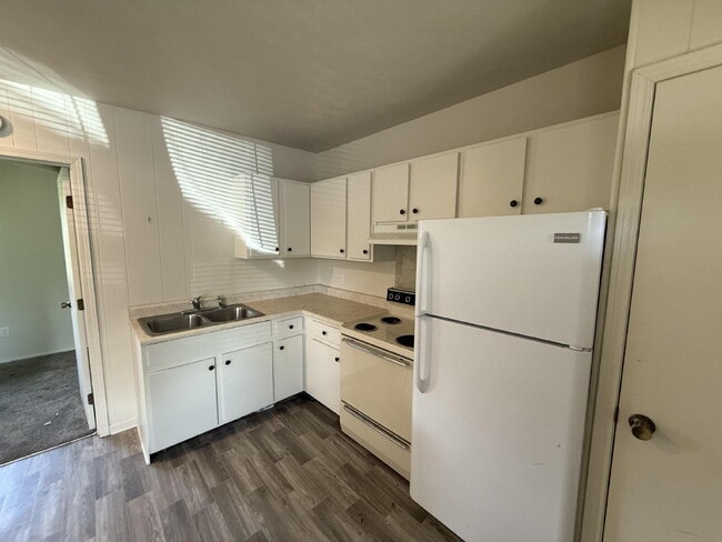 Building Photo - 1BR Utilities Included!