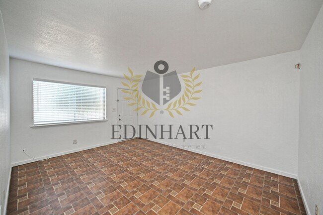 Building Photo - 2303 S Poppy Ave