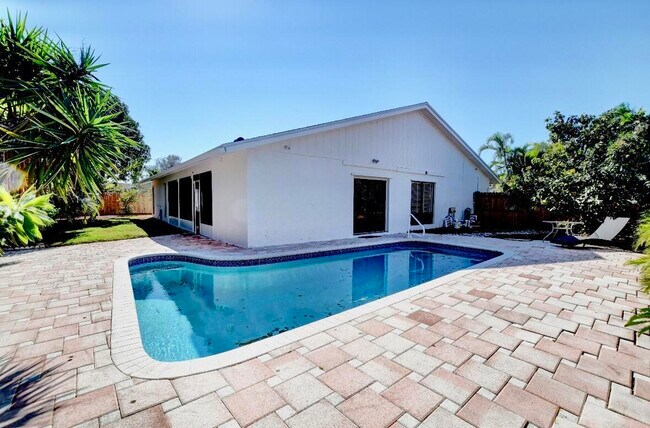 Building Photo - 17768 Maplewood Dr