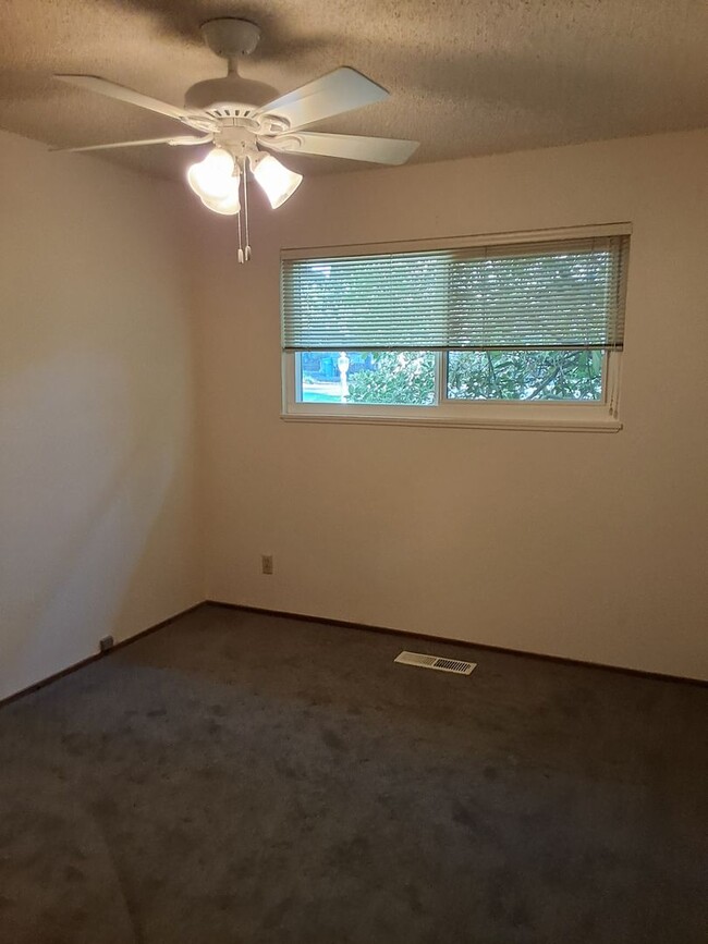 Building Photo - 3 bed/1.5 bath on large corner lot