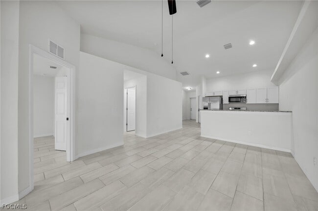 Building Photo - 614 SW 3rd Ct