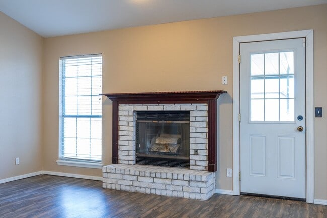 Building Photo - 3 Bed | 2 Bath in Broken Arrow!