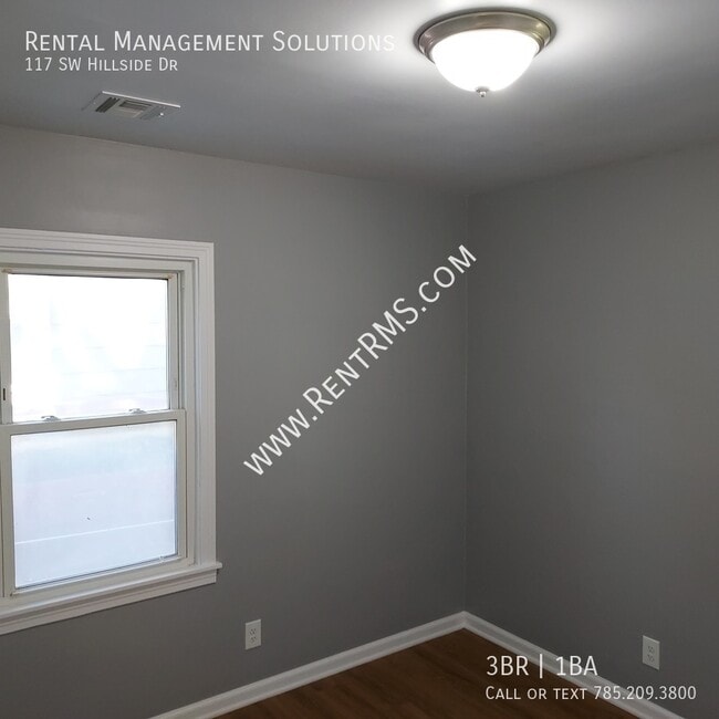 Building Photo - 117 SW Hillside Dr