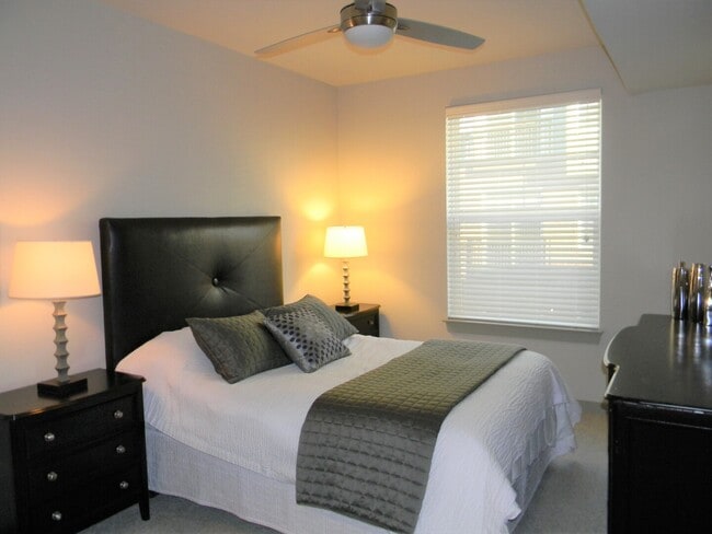 Building Photo - 700 E Algonquin Rd