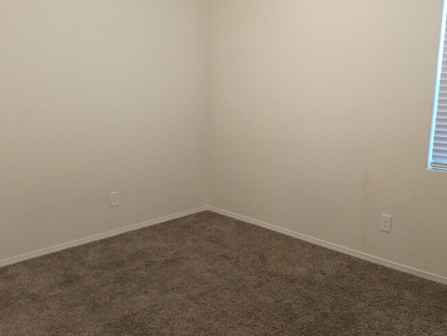 Building Photo - Beautiful 3 bedroom, 2 bathroom in Rio Rancho! Showings available NOW!