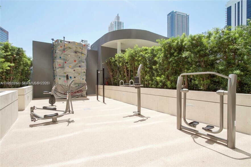 Building Photo - 801 S Miami Ave