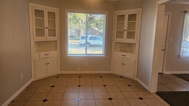 Building Photo - WOW!  Very Nice Updateds 3/1 Near Chestnut...