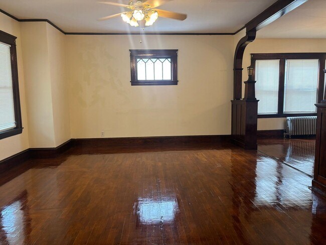 Building Photo - 17 N Woodford St