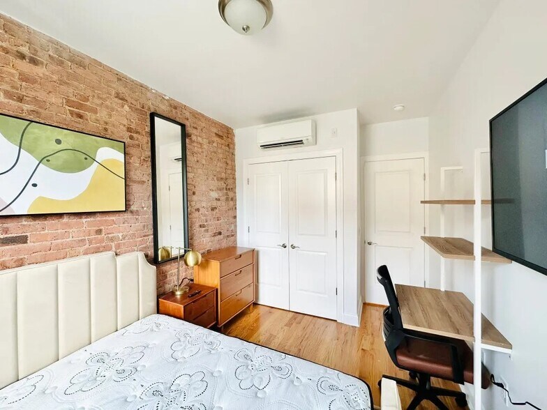 Building Photo - Furnished room/NOT APARTMENT
