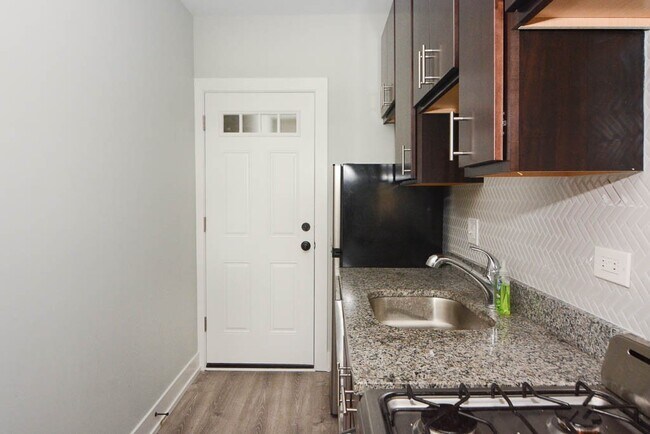 Building Photo - 725 W Brompton Ave