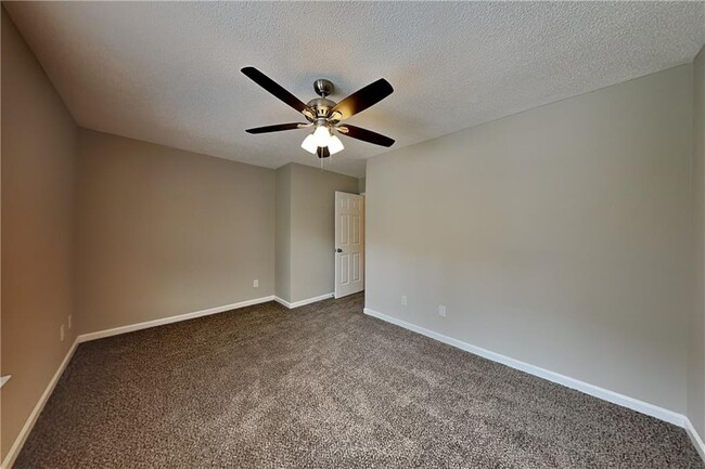 Building Photo - 1128 Grandview Cir