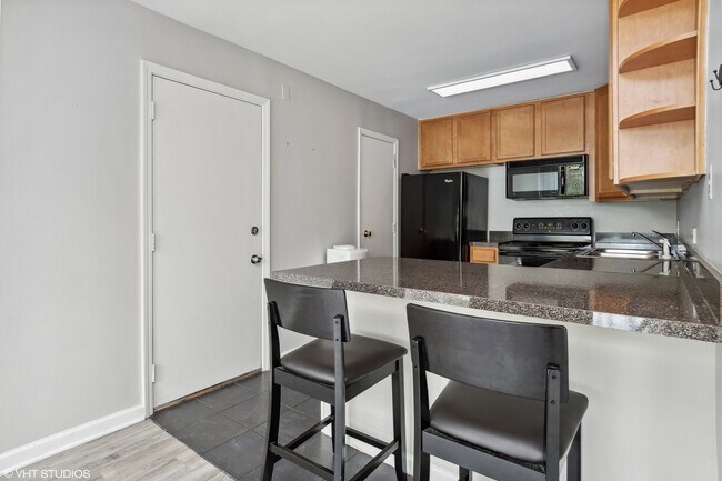 Building Photo - 1601 Fairway Dr