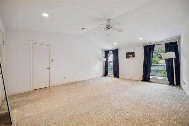 Building Photo - 880 Tully St