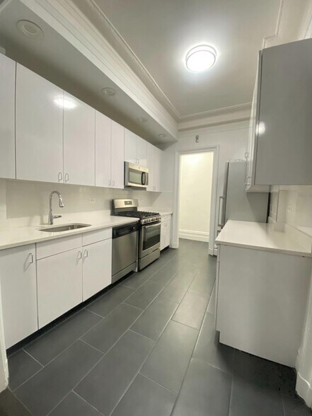 Building Photo - 200 W 58th St