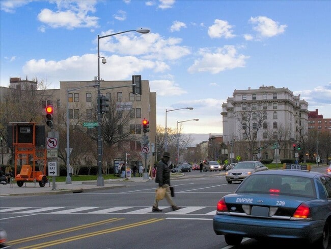 Building Photo - Modern 2BR 2BA Apartment in Columbia Heights