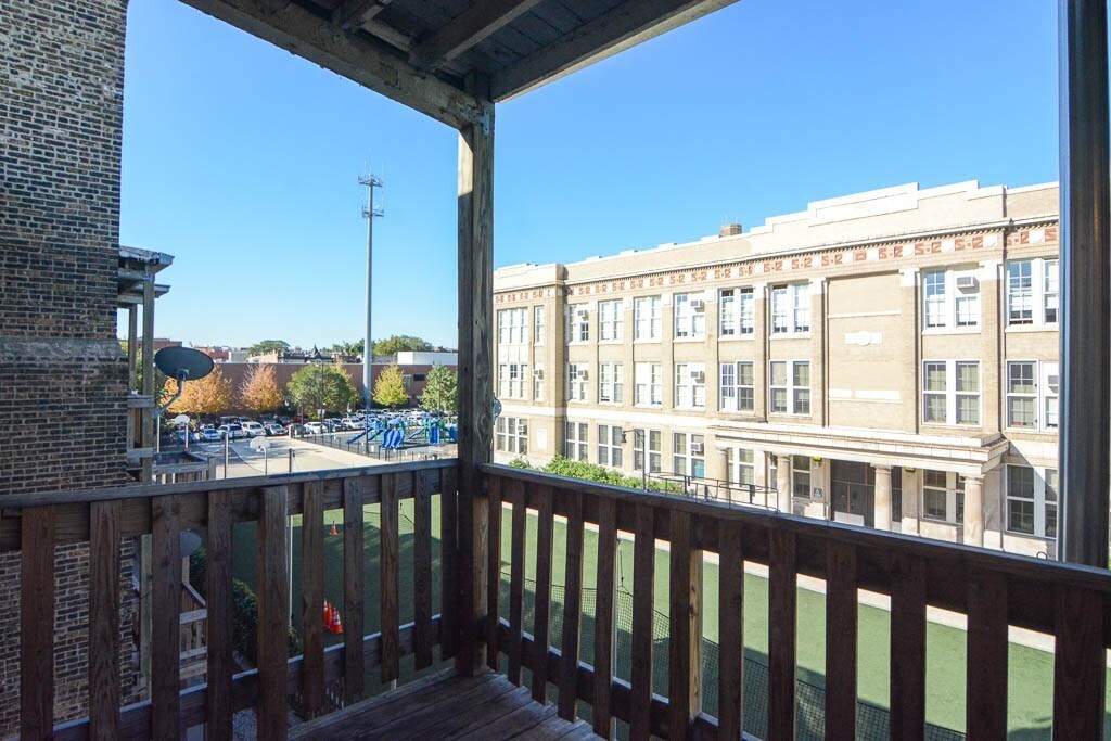 Building Photo - 832 W Waveland