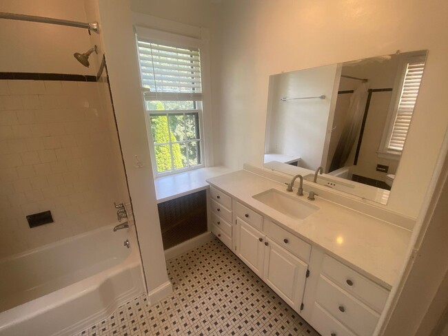 Building Photo - Renovated Georgetown Rowhouse Just Steps A...