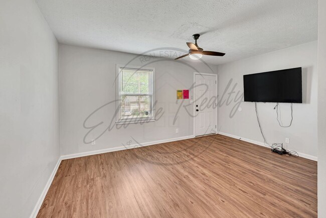 Building Photo - Spring Special (1/2 OFF 1st Month Rent): First Floor One Bedroom Updated Apartment with Laundry H...