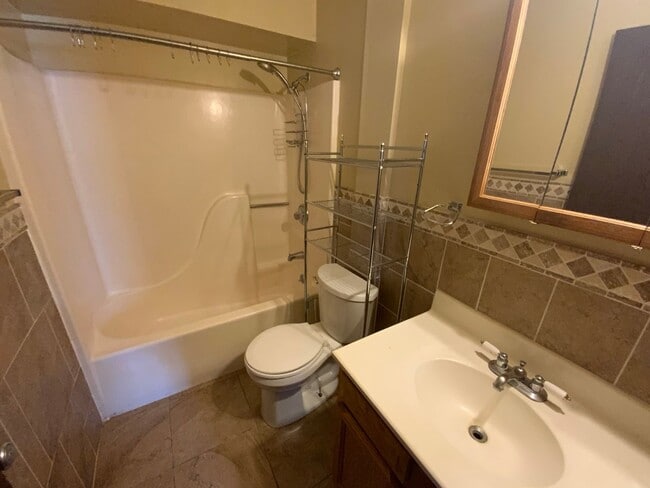 Building Photo - 3 Bedroom 1 Bathroom Apartment