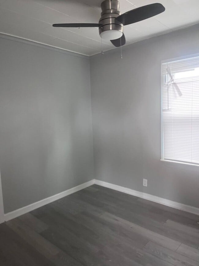 Building Photo - 2 bed, 1 Bath