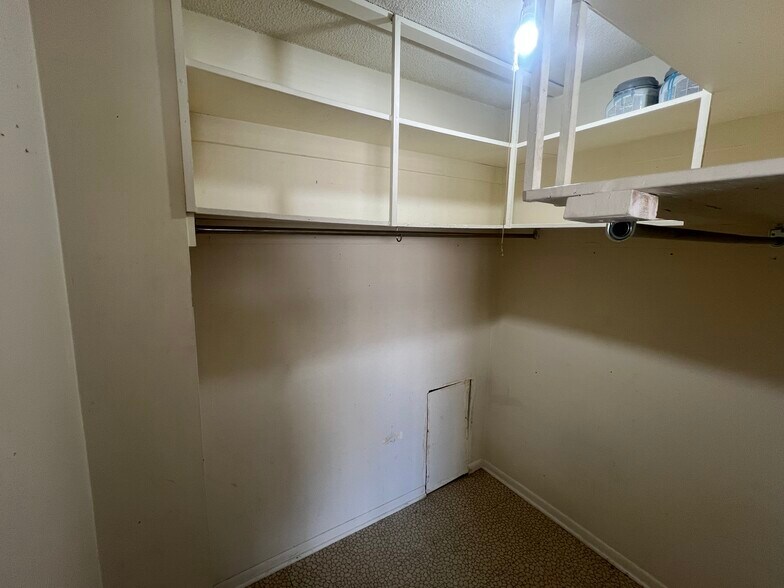 Building Photo - 2216 18 1/2 Ave NW