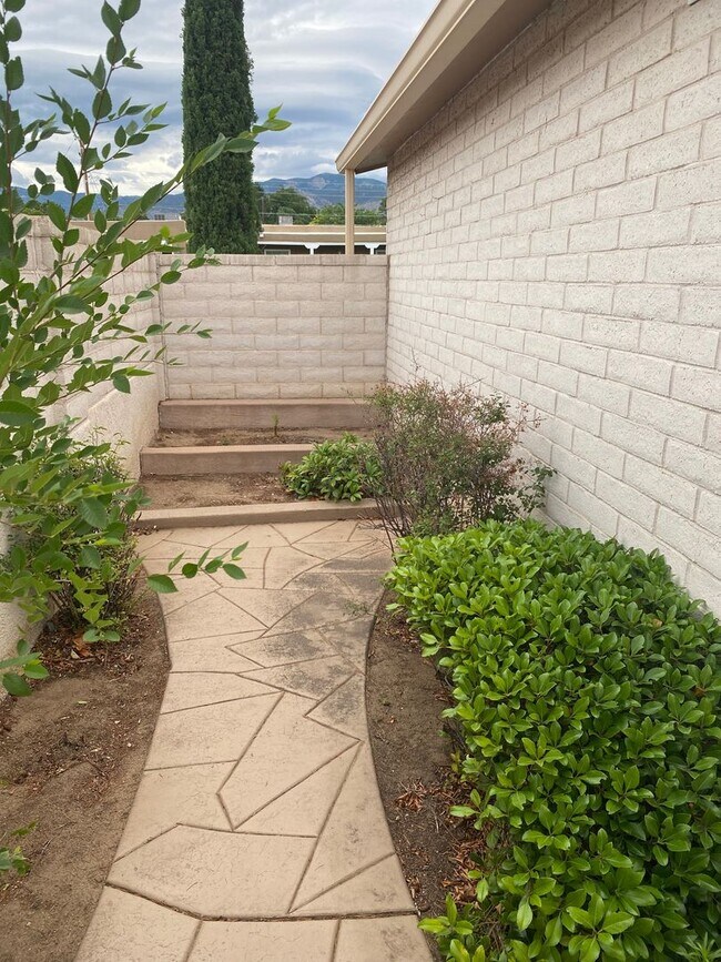 Building Photo - Beautiful 3 Bedroom Home in NE Albuquerque