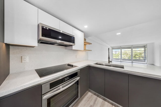 Building Photo - 3151 S Palm Aire Dr