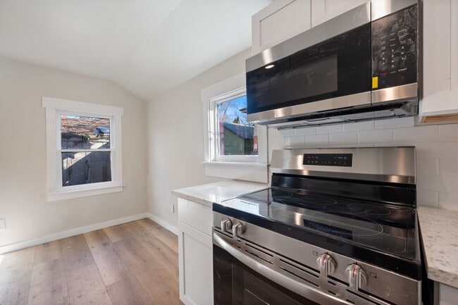 Building Photo - Beautiful Unit in the Heart of Bend!